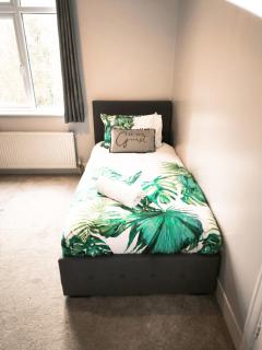 SOUTHEND ON SEA l 3 BEDROOM HOME WITH GARDEN l FREE STREET PARKING l 6 SINGLE BEDS OR 4 SINGLES 1X DOUBLE l - Southend-on-Sea - 4