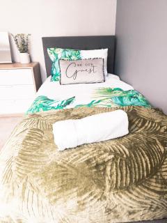 SOUTHEND ON SEA l 3 BEDROOM HOME WITH GARDEN l FREE STREET PARKING l 6 SINGLE BEDS OR 4 SINGLES 1X DOUBLE l - Southend-on-Sea - 8
