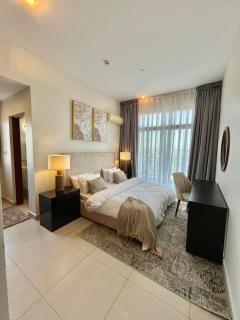 GreenHome 75 inch TV 5mints from the beach and City - 1