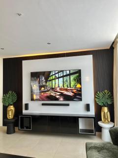 GreenHome 75 inch TV 5mints from the beach and City - Dar es Salaam - 8