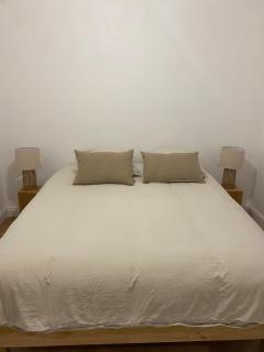 La Halte des Arènes de Nîmes Nude Beauté du Minimalisme - 2