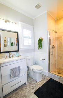 The Moody Manor -Luxurious Home Recently Renovated Close to Beach and Downtown - 9