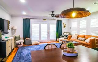 The Moody Manor -Luxurious Home Recently Renovated Close to Beach and Downtown - 4