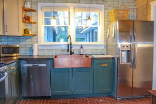 The Moody Manor -Luxurious Home Recently Renovated Close to Beach and Downtown - 2