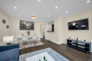 Luxury Renovated House in Prime Location with Parking - Toronto - 1