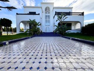 Villa Beach & Garden - - 0