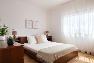 KING SIZE Bed with Air Conditioning near the BEACH & FREE Street Parking - Canidelo - 9