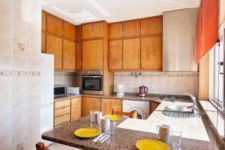 KING SIZE Bed with Air Conditioning near the BEACH & FREE Street Parking - Canidelo - 5