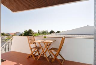 KING SIZE Bed with Air Conditioning near the BEACH & FREE Street Parking - Canidelo - 0
