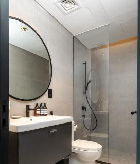 Luxurious 2BR with Waterfront and Burj Khalifa View - Dubai - 3
