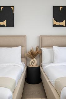 Luxurious 2BR with Waterfront and Burj Khalifa View - Dubai - 1