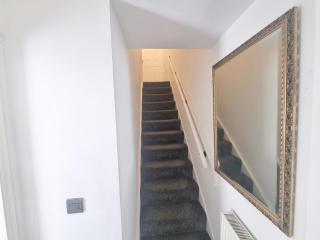 3 Bedroom Spacious Modern Comfortable Home in Rochdale, Work, Relax, Explore Manchester, Oldham, Bury - Rochdale - 8