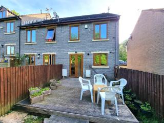 3 Bedroom Spacious Modern Comfortable Home in Rochdale, Work, Relax, Explore Manchester, Oldham, Bury - 7