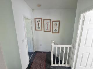 3 Bedroom Spacious Modern Comfortable Home in Rochdale, Work, Relax, Explore Manchester, Oldham, Bury - 6