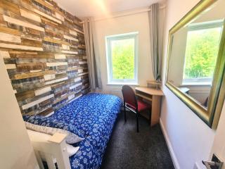 3 Bedroom Spacious Modern Comfortable Home in Rochdale, Work, Relax, Explore Manchester, Oldham, Bury - Rochdale - 2
