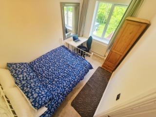 3 Bedroom Spacious Modern Comfortable Home in Rochdale, Work, Relax, Explore Manchester, Oldham, Bury - 1