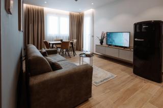 Blutique Apartments & Balconies - Golem - 3