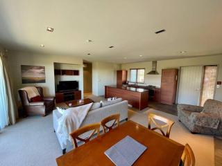 Terrace Downs 2 Bedroom Apartment - Windwhistle - 2