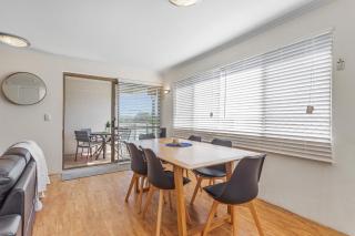 Cosy 2-Bedroom Seaside Unit Steps from Beach - Maroochydore - 9