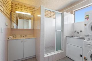 Cosy 2-Bedroom Seaside Unit Steps from Beach - Maroochydore - 1