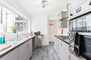 Suite #4 - Central Location - Private Ensuite, Smart TV, Fast Wifi by Yoko Property - Redcar - 5