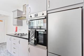 Suite #4 - Central Location - Private Ensuite, Smart TV, Fast Wifi by Yoko Property - Redcar - 4