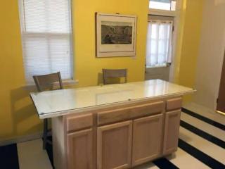 Relaxing Rustic Oasis, Unit A - 6 minute walk to Downtown! Pet-friendly & Cyclists Welcome! - 3