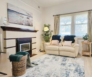 Cozy Beach Cottage Steps from Beach Jetty - Largs - 5
