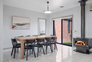Werribee Spacious Retreat - 5