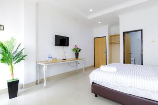 Urbanview SRB near Mall Ciputra Cibubur by RedDoorz - 2