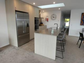 Remarkable, Cozy 3 Bedroom, 2 Bathroom Townhouse - Queenstown - 4