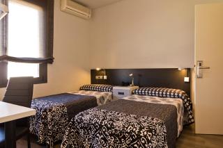 Hostal Plaza - - 8