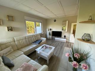 Schickes Ferienhaus, freistehend, direkte Waldlage, Terrasse, Garten, WLAN - Wienrode - 0