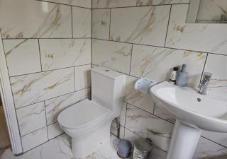 PRIVATE ROOM In TOWN CENTRE FREE PARKING WI FI AND PATIO WITH AA STAY LTD - Buckinghamshire - 3