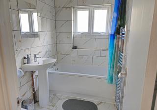 PRIVATE ROOM In TOWN CENTRE FREE PARKING WI FI AND PATIO WITH AA STAY LTD - Buckinghamshire - 1