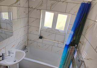 PRIVATE ROOM In TOWN CENTRE FREE PARKING WI FI AND PATIO WITH AA STAY LTD - Buckinghamshire - 8