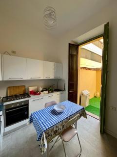 Chic Urban Retreat con Giardino Luminoso - Cagliari - 0