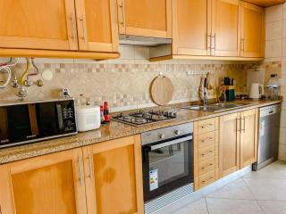 Seaside room in a Peniche townhouse featuring a private bathroom and shared access to the swimming pool and kitchen - Atouguia da Baleia - 2