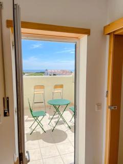 Seaside room in a Peniche townhouse featuring a private bathroom and shared access to the swimming pool and kitchen - Atouguia da Baleia - 5