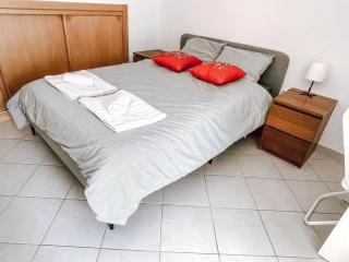 Seaside room in a Peniche townhouse featuring a private bathroom and shared access to the swimming pool and kitchen - Atouguia da Baleia - 9