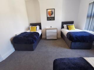 Comfy and Cozy 3 Bed house, free parking & Wifi - 2