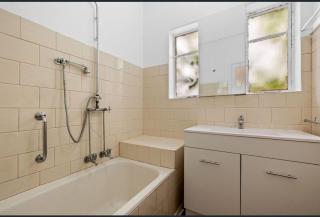 Ashburton big Room with shared bathroom 1 - 1