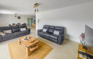 4 Bedroom Gorgeous Home In Bezinghem - 9