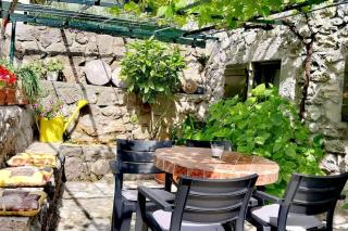 Historic Stone House KATI Perfect Family Retreat With Garden BBQ And Picturesque Landscapes - Ledenice - 3