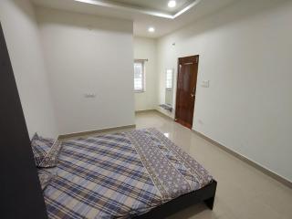 LEO's DEN 13 Guests AC 3BHK 9 mins to RGIA - 9