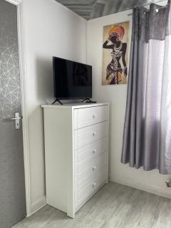 Westfield Gardens Apartment - 3 bedrooms - Goodmayes - 2