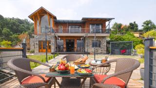 SaffronStays Aruunoday - 4BR with Theatre, Deck & Bonfire - 5