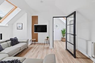 CORN FLOUR LODGE at PITKERRO MILL, 3 double bedrooms with TVs, 1 en-suite, 2 further bathrooms, fully equipped kitchen, large family dining area, FREE parking and WiFi, HOT TUB, private garden, short mid and longterm stays available with HONEYCOMB HOSTS - Dundee - 2