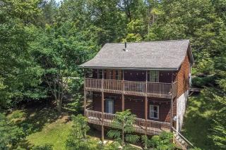 Cabin, hot tub, arcade games! sleeps 8! - 0