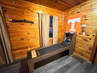 Cabin, hot tub, arcade games! sleeps 8! - 7